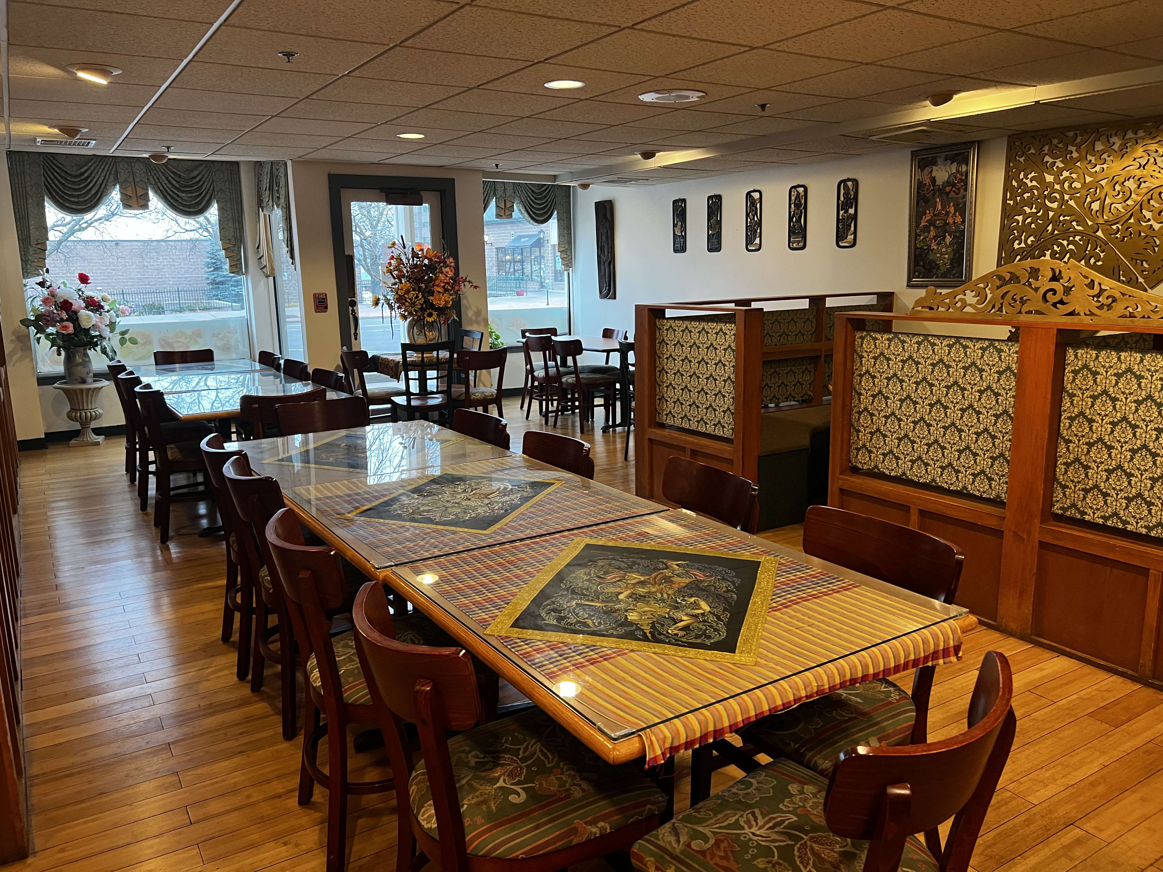 Aroy Thai Garden dining room in Middletown CT